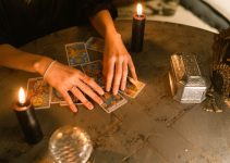 O que significa a carta Justiça invertida no Tarot?