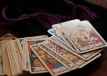 Você conhece o significado do Cinco de Copas no Tarot?